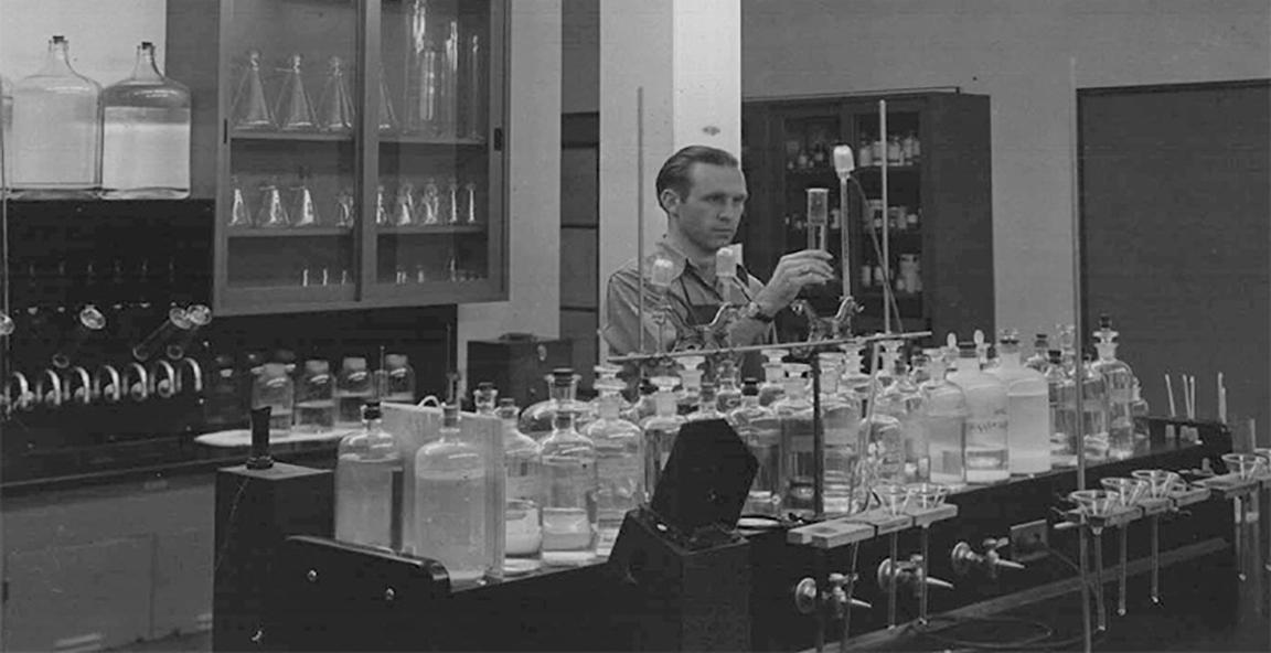 Chemist Paul Bodenhofer working in the chemical laboratory. 1942年2月9日.
